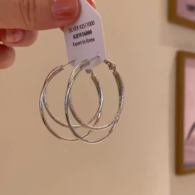 Classic Round Cut Diamond Stud Earrings 18K Gold - Image 2