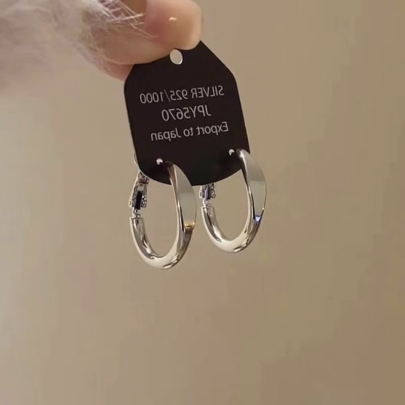 Classic Round Cut Diamond Stud Earrings 18K Gold - Image 4