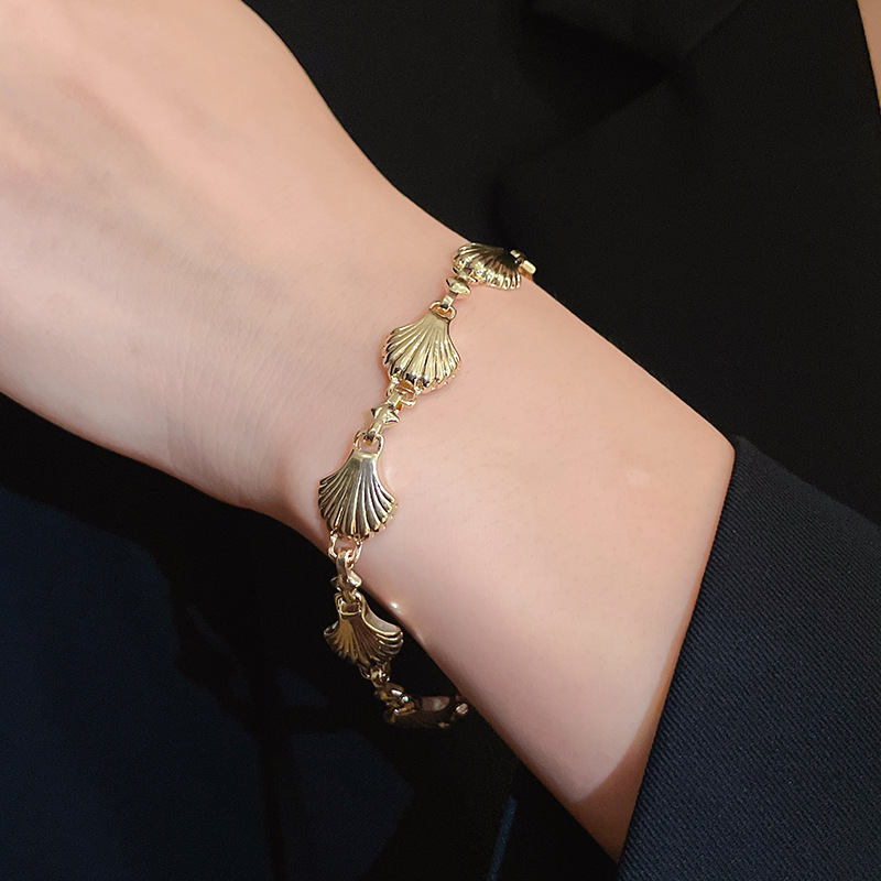 Vintage Gold Shell Stripe Spliced Bracelet, Palace-Style Retro Design, Minimalist Jewelry - Image 4