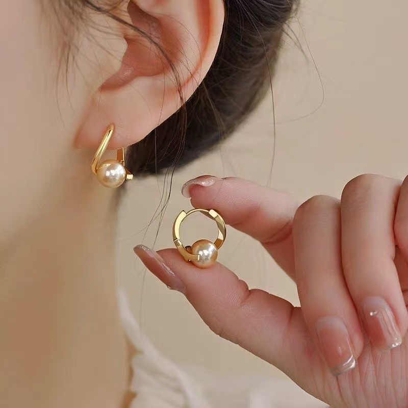 Classic Round Cut Diamond Stud Earrings 18K Gold