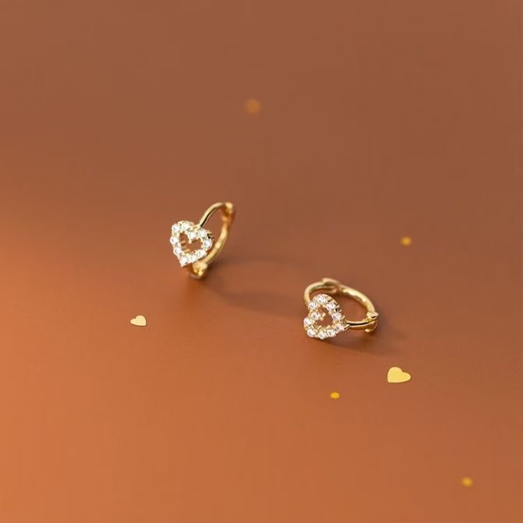 Classic Round Cut Diamond Stud Earrings 18K Gold - Image 5