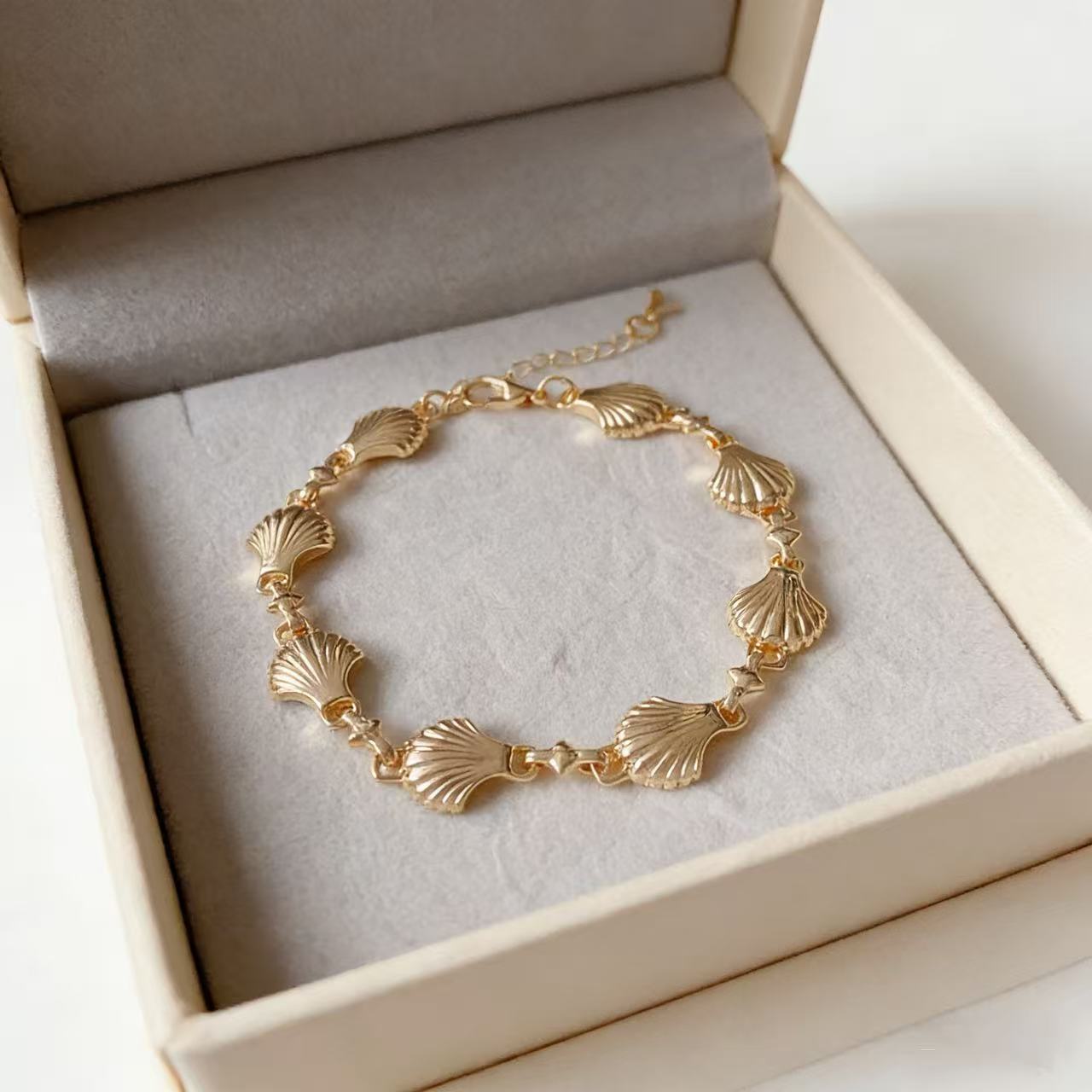 Vintage Gold Shell Stripe Spliced Bracelet, Palace-Style Retro Design, Minimalist Jewelry - Image 5